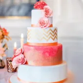 Свадебный торт персиковый с розами