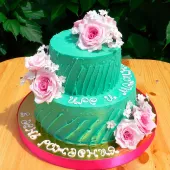 Кремовый торт зеленый с розами