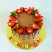 Шоколадный торт с фруктами
