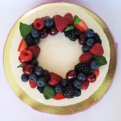 Кремовый торт с ягодами и мятой